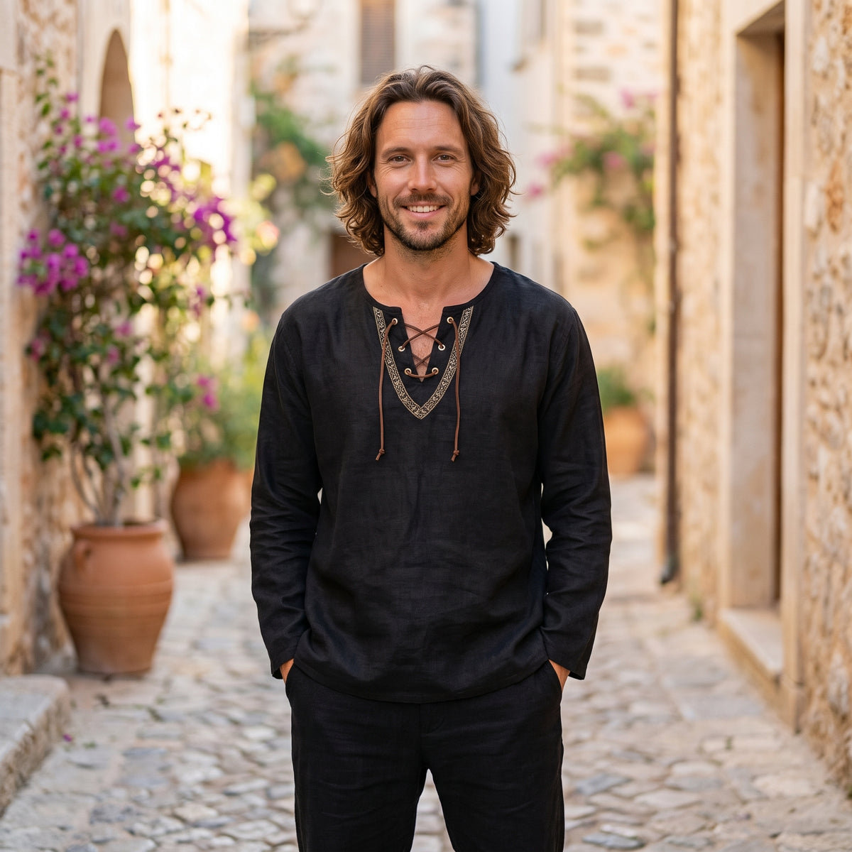 Chemise homme viking en lin noir portée par un modèle souriant en ruelle méditerranéenne