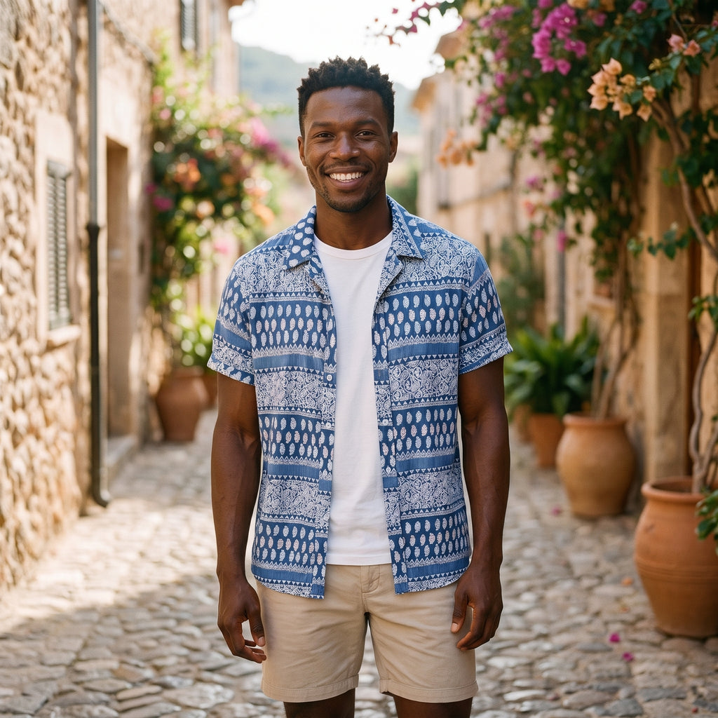 Chemise homme coton imprimé indien bleu portée par un modèle souriant en ruelle méditerranéenne