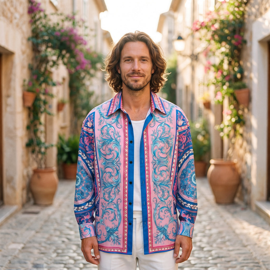 Chemise homme baroque satinée rose et bleu portée par un modèle souriant en ruelle méditerranéenne