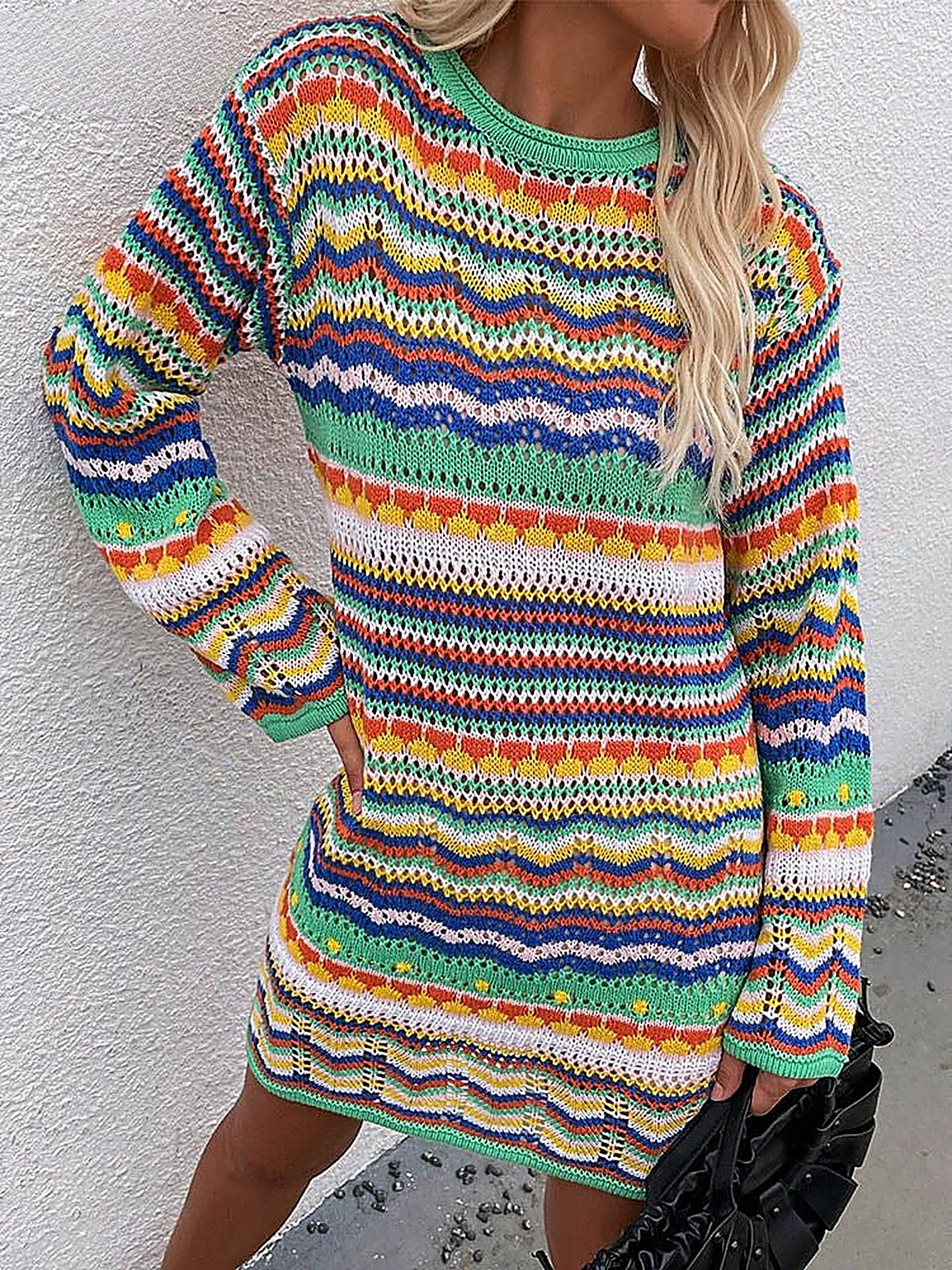 Robe pull hippie multicolore en maille crochet, manches longues portée Image