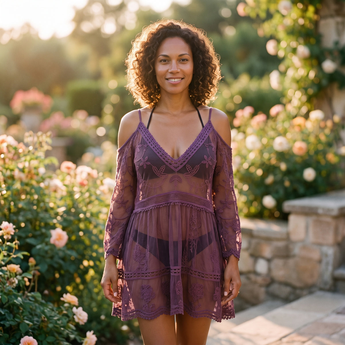 Tunique de plage en dentelle violet prune portée par un modèle souriant
