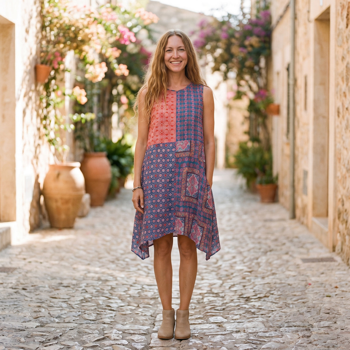 Robe-tunique bohème patchwork rouge corail portée par un modèle souriant