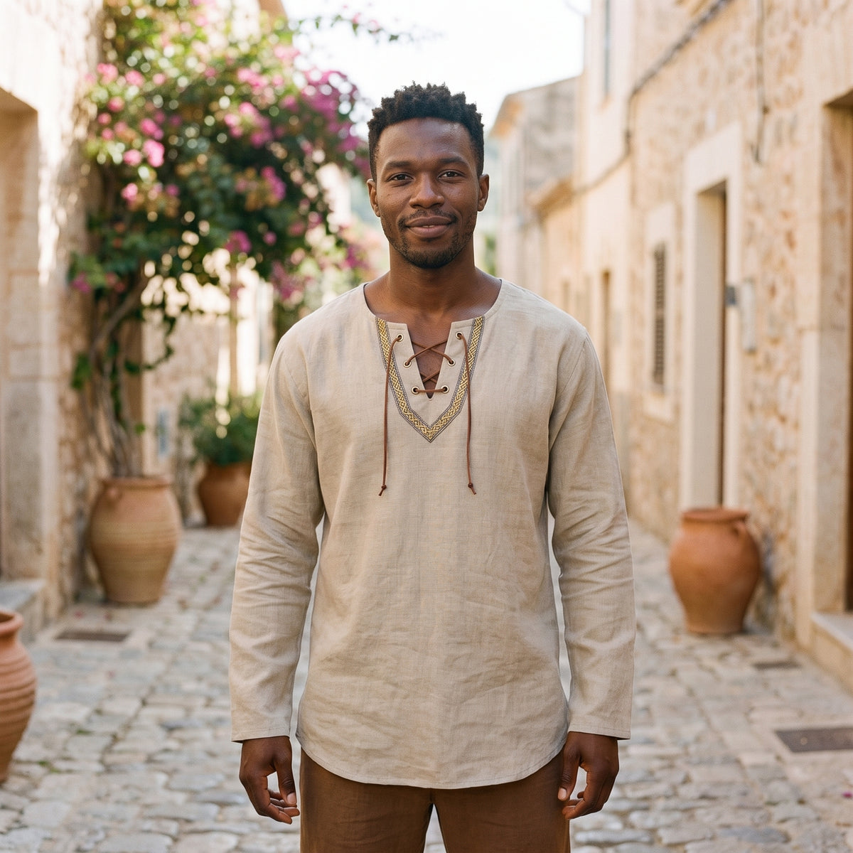 Chemise homme viking en lin beige à col lacé portée par un modèle souriant