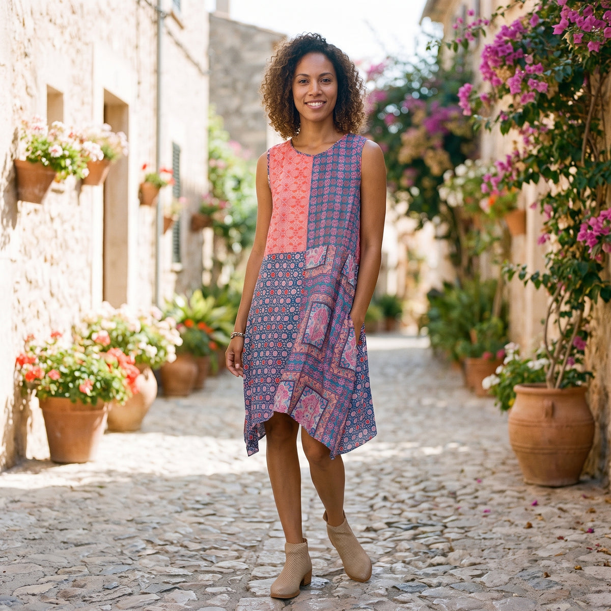 Robe-tunique bohème patchwork rose portée par un modèle souriant