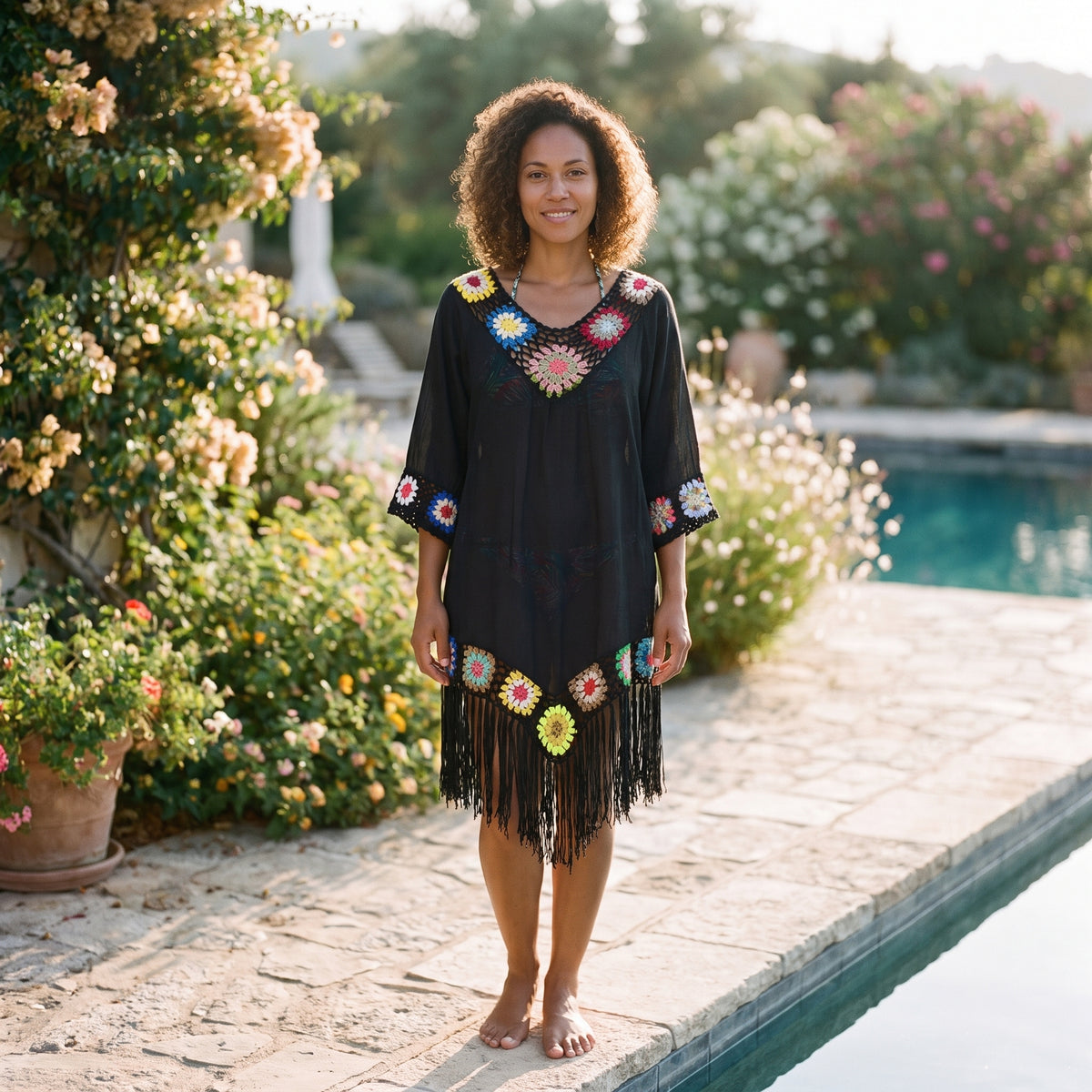 Tunique de plage crochet multicolore noire portée par un modèle souriant