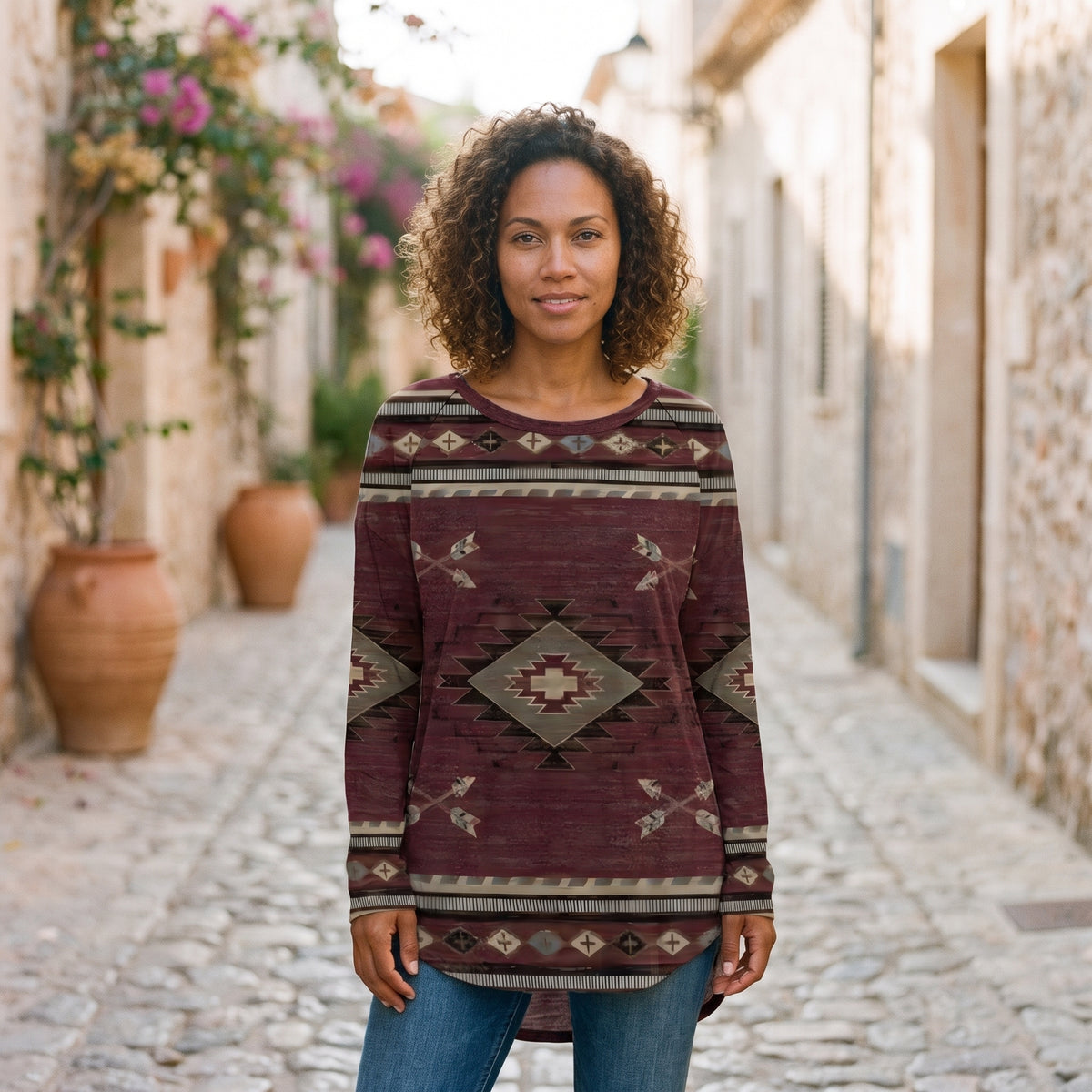 Tunique longue aztèque bordeaux portée par un modèle souriant