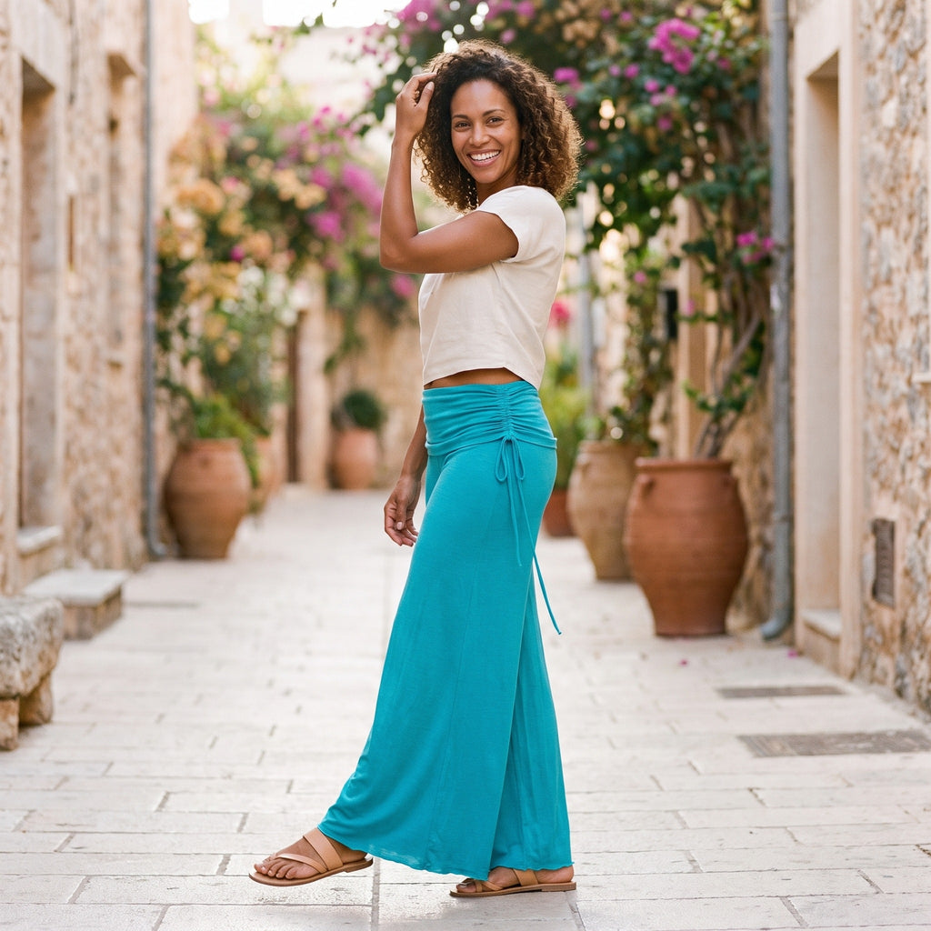 Femme souriante portant le pantalon hippie femme évasé turquoise, modèle Style Hippie