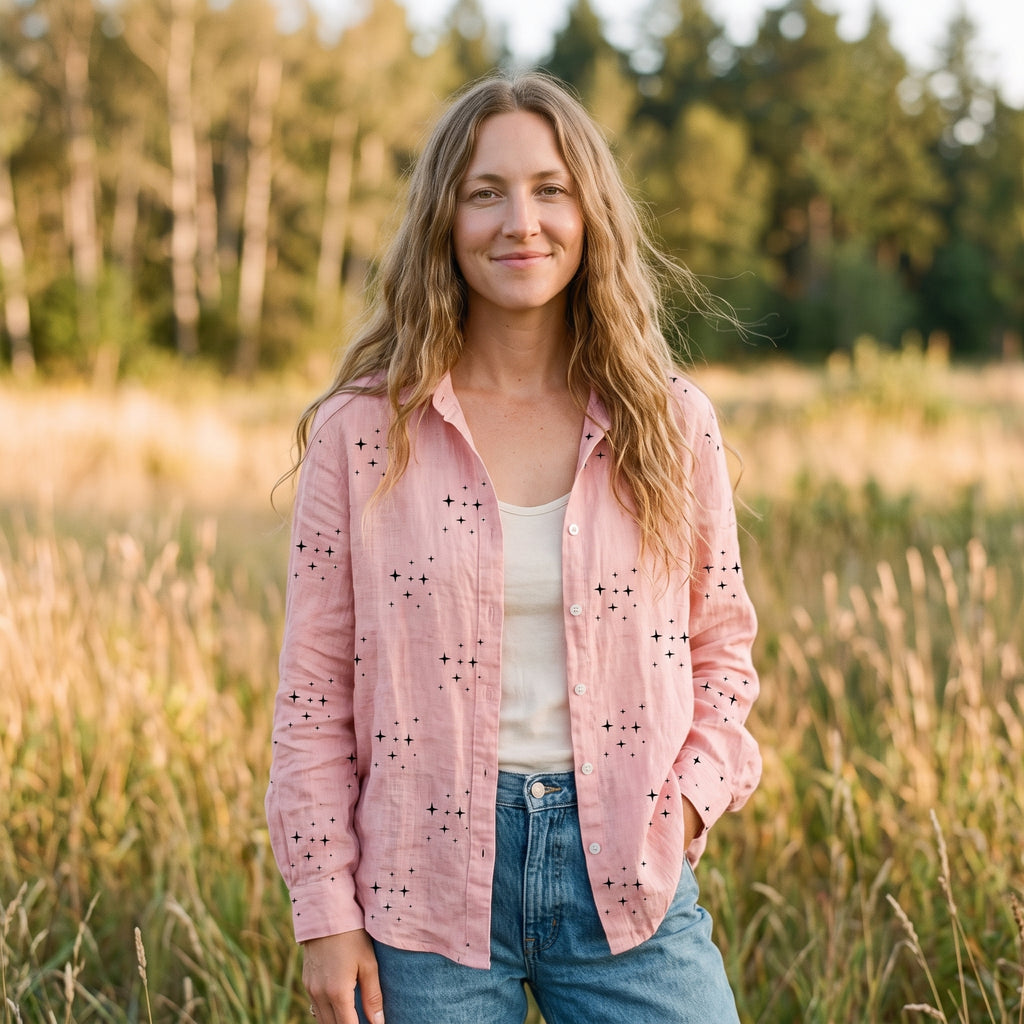 Chemise hippie chic femme rose étoiles portée sur jean en prairie bohème, golden hour