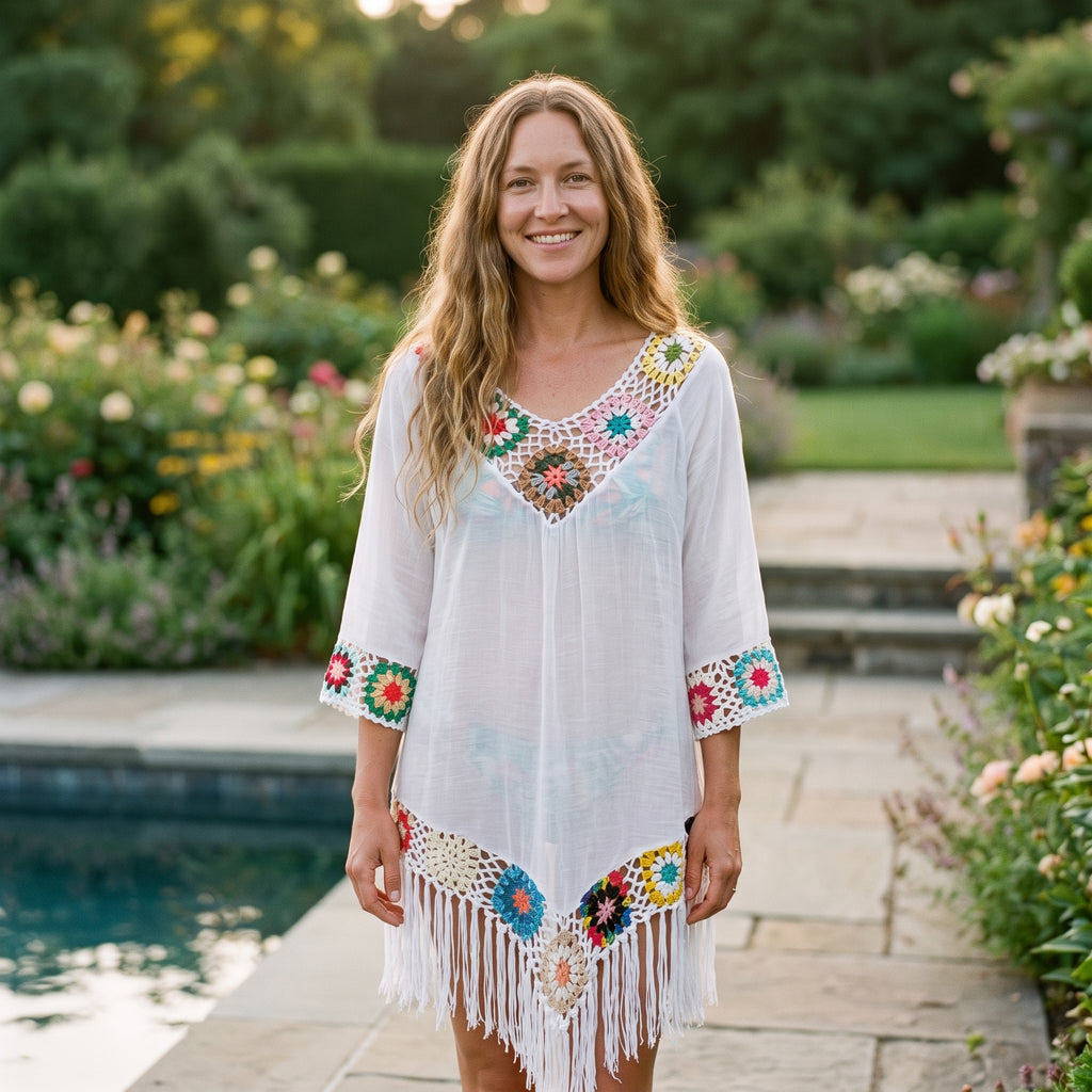 Tunique de plage crochet multicolore blanche portée par un modèle souriant au bord d'une piscine