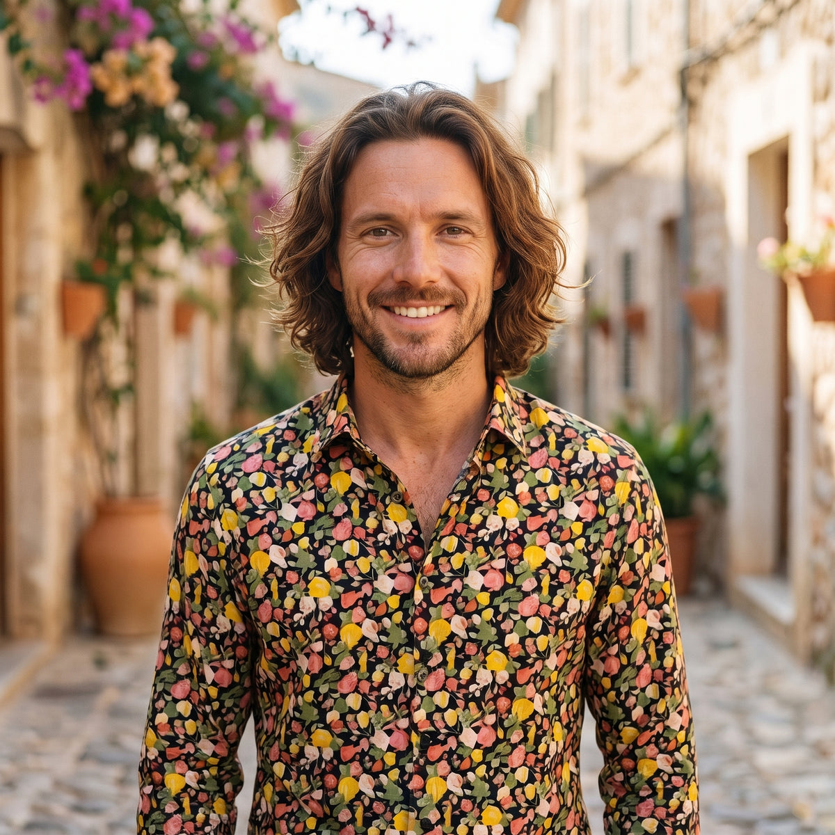 Chemise à fleurs homme hippie coloris jaune, modèle souriant en ruelle méditerranéenne