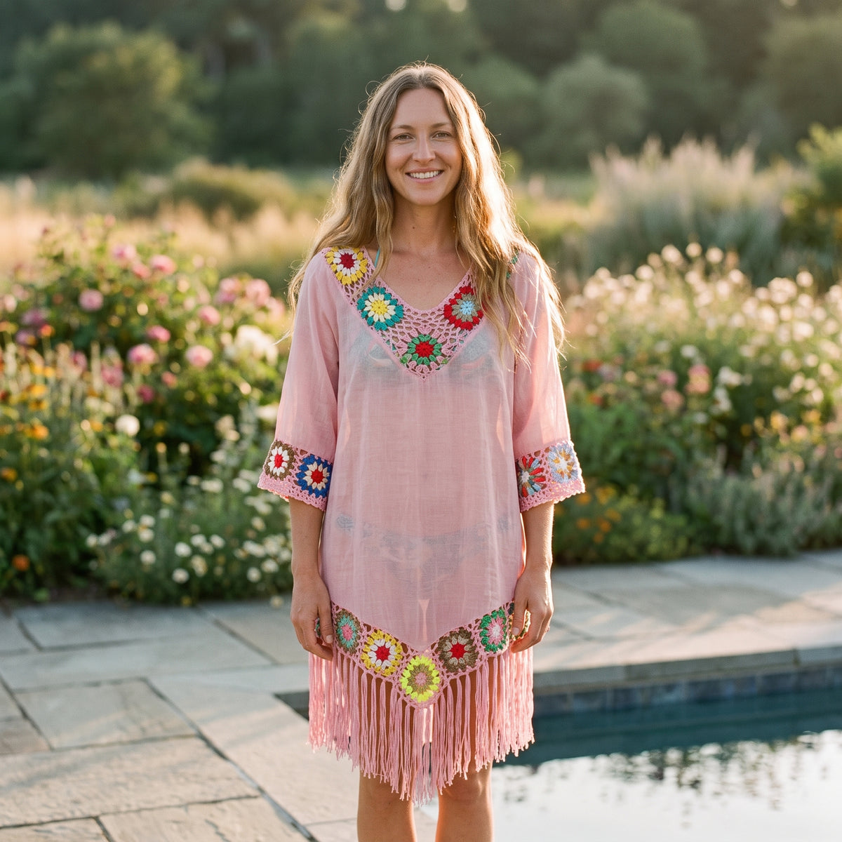 Tunique de plage crochet multicolore rose portée par un modèle souriant