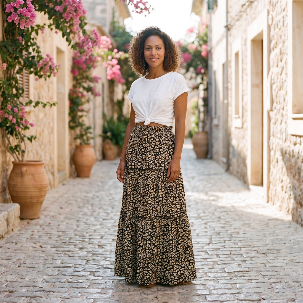 Jupe longue bohème léopard portée par un modèle souriant en ruelle méditerranéenne