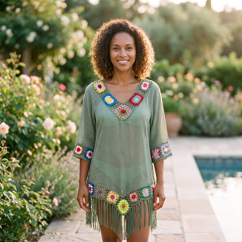 Tunique de plage crochet multicolore verte portée par un modèle souriant