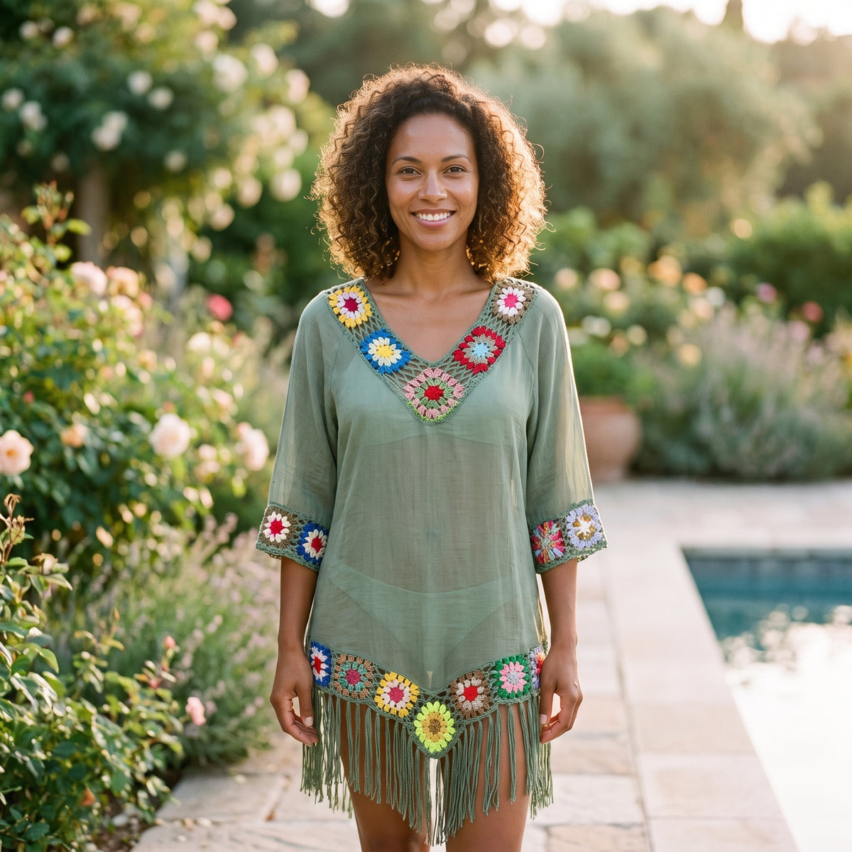 Tunique de plage crochet multicolore verte portée par un modèle souriant