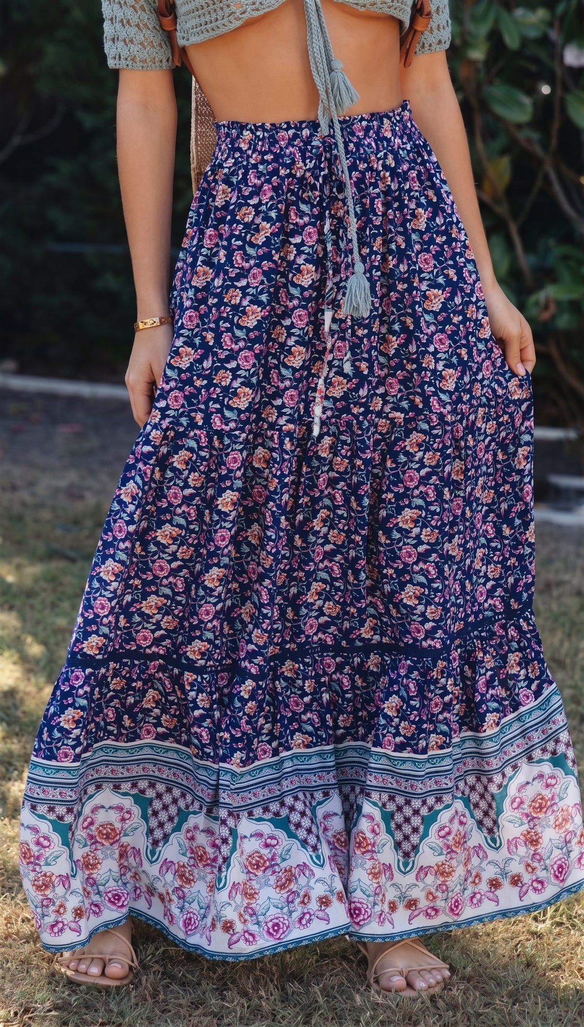 Jupe longue bohème fleurie portée, détail taille cordon pompons