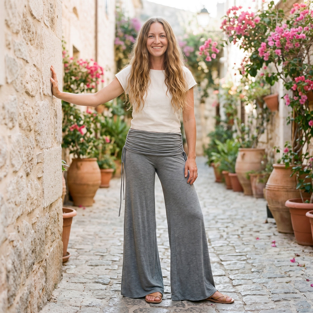 Femme souriante portant le pantalon hippie femme évasé gris chiné, modèle Style Hippie