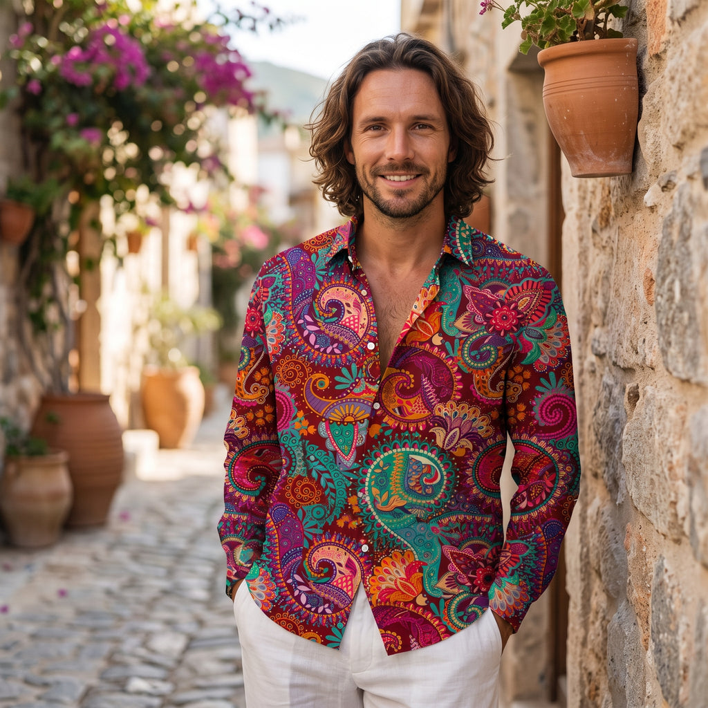 Chemise hippie homme rouge portée par un modèle souriant