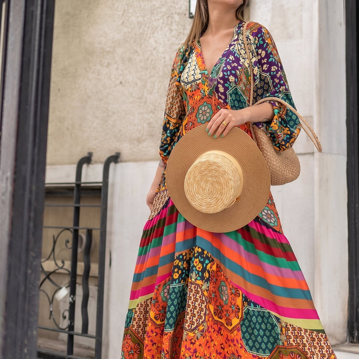 Robe longue hippie patchwork portée, coupe ample et jupe rayée Image