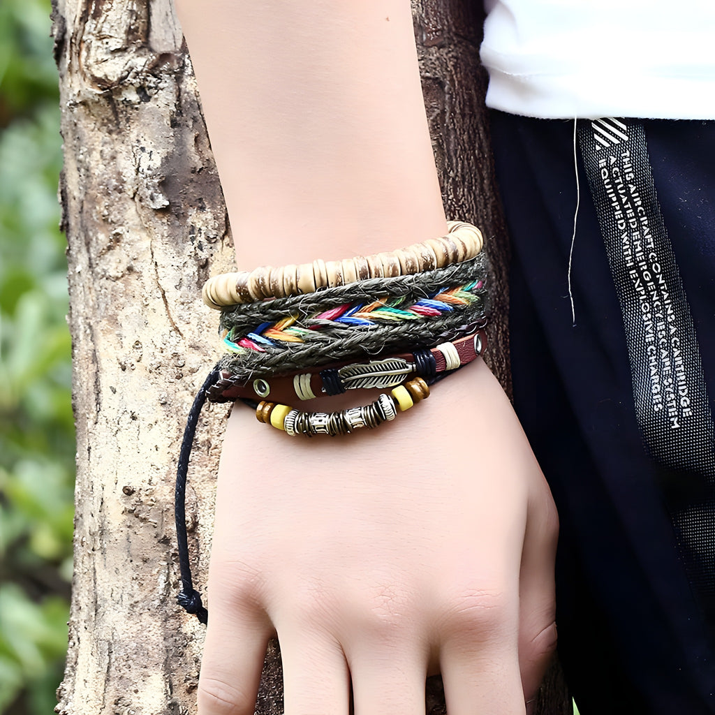 Bracelets superposés portés au poignet, style baroudeur