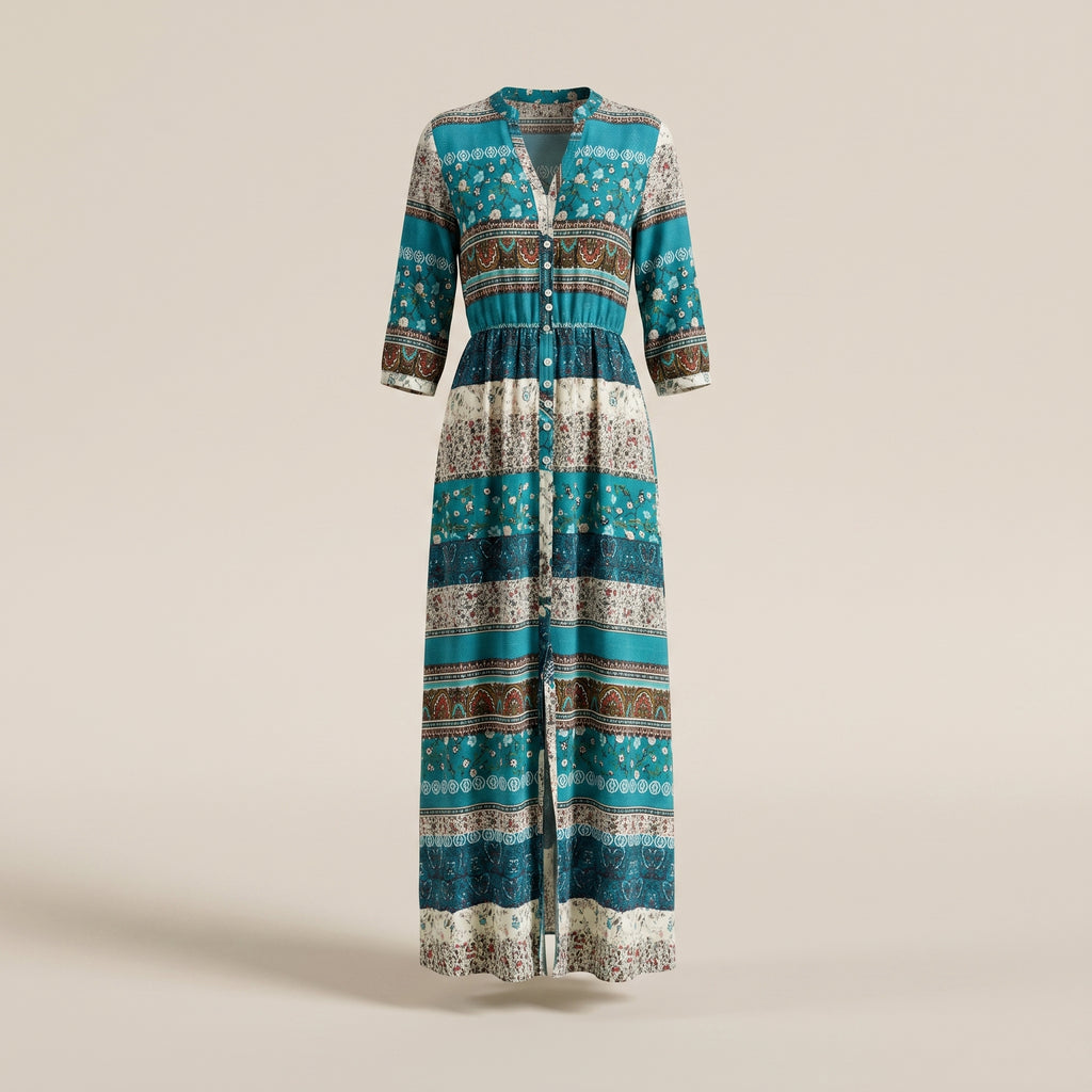 Robe longue bohème col V boutonné sur mannequin invisible, fond studio écru