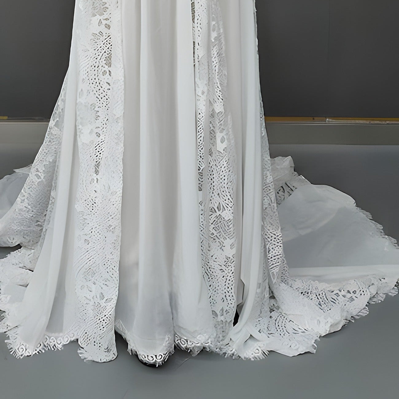 Détail des panneaux ajourés, de l’ourlet et de la traîne de la robe de mariée bohème Image