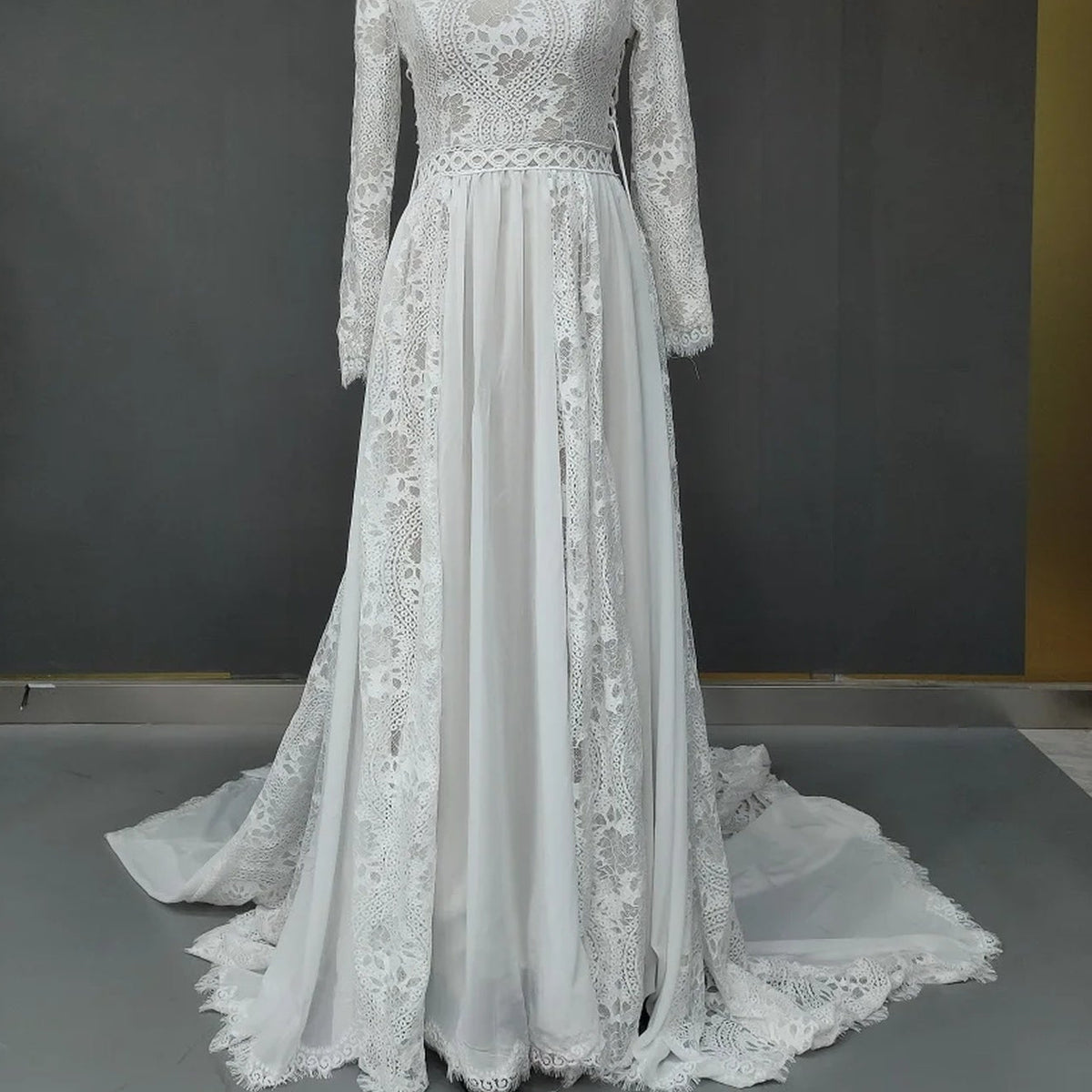 Détail de la taille ajourée et des panneaux verticaux de la robe de mariée bohème