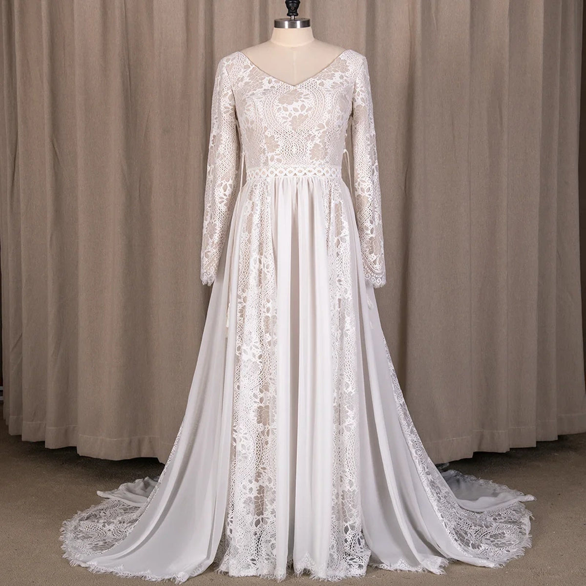 Vue entière de la robe de mariée bohème avec panneaux ajourés et traîne