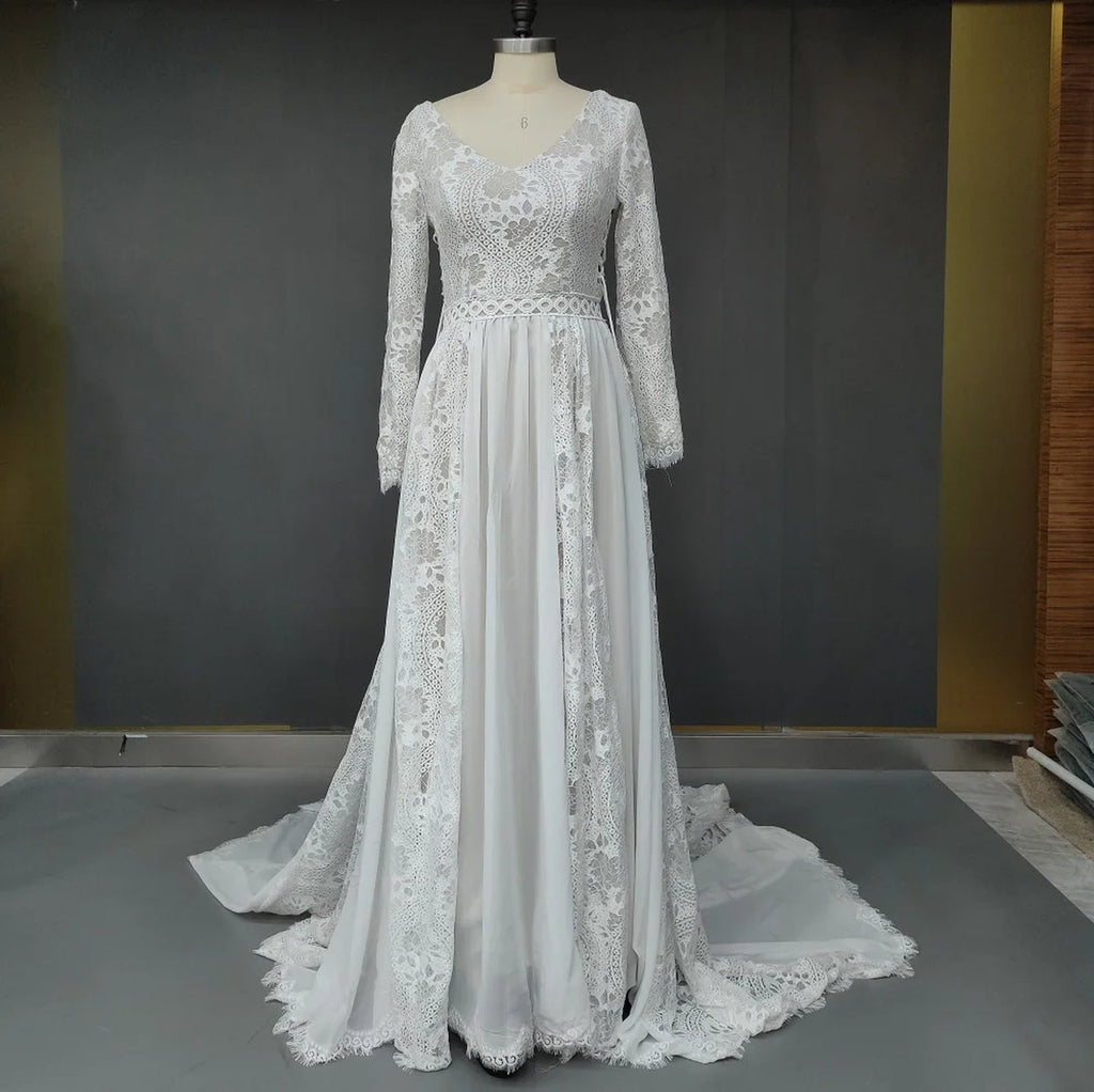 Robe de mariée bohème longue sur mannequin avec bande ajourée à la taille