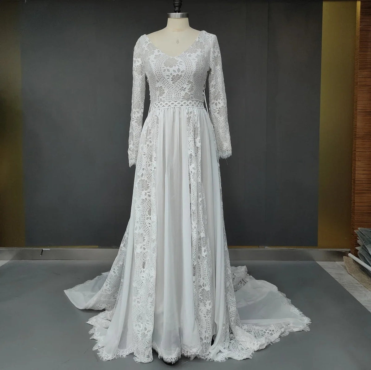 Robe de mariée bohème longue sur mannequin avec bande ajourée à la taille