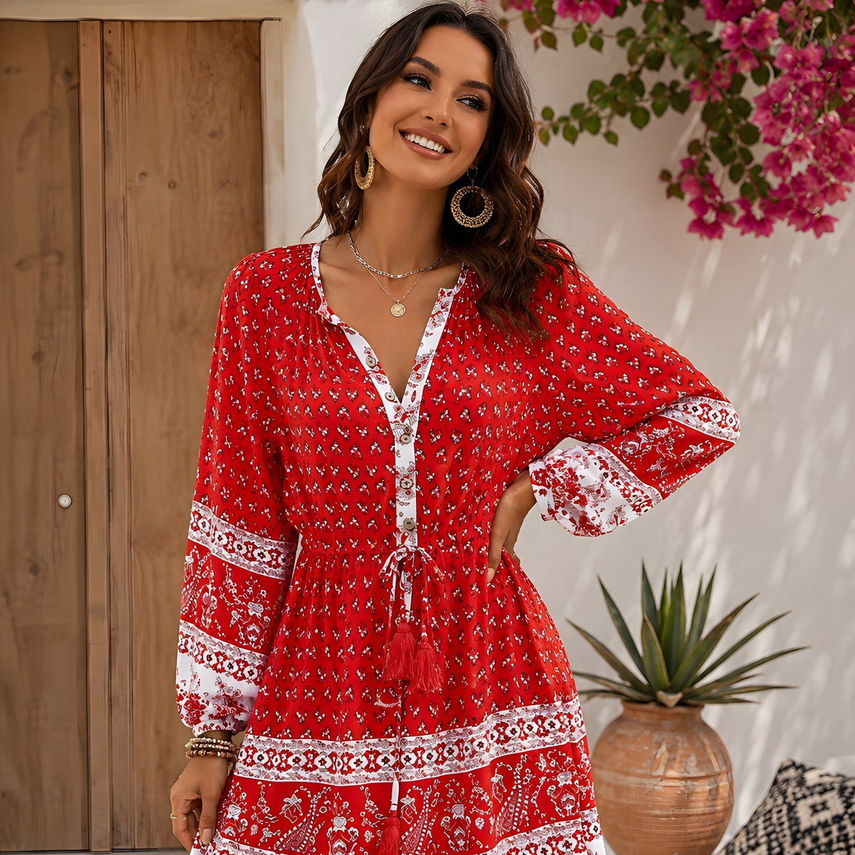 Robe courte bohème rouge à imprimé fleuri et volant, vue de face