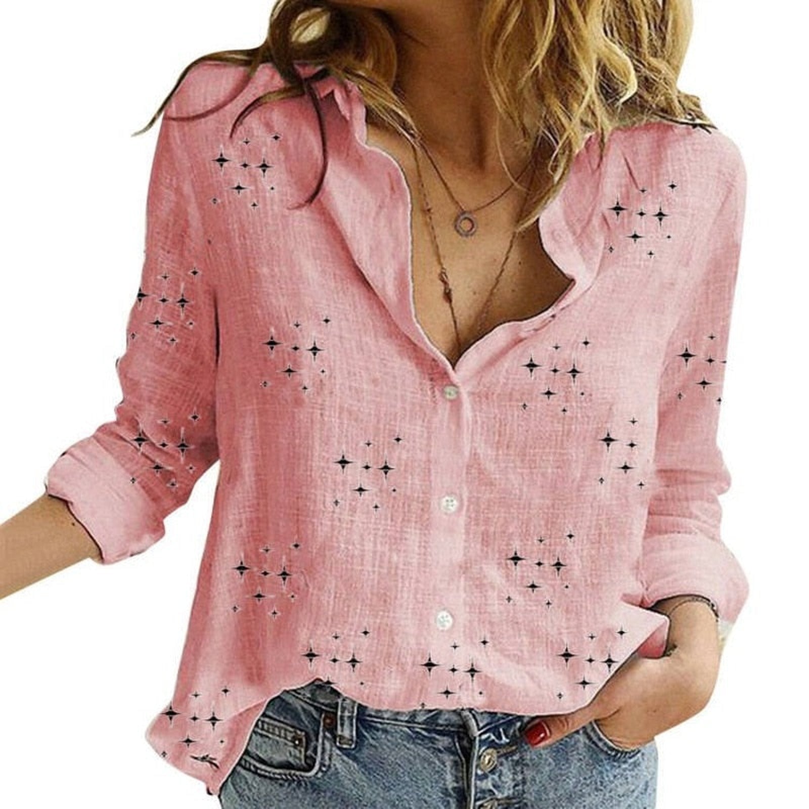 Chemise hippie chic femme rose imprimé étoiles portée ouverte sur jean Image