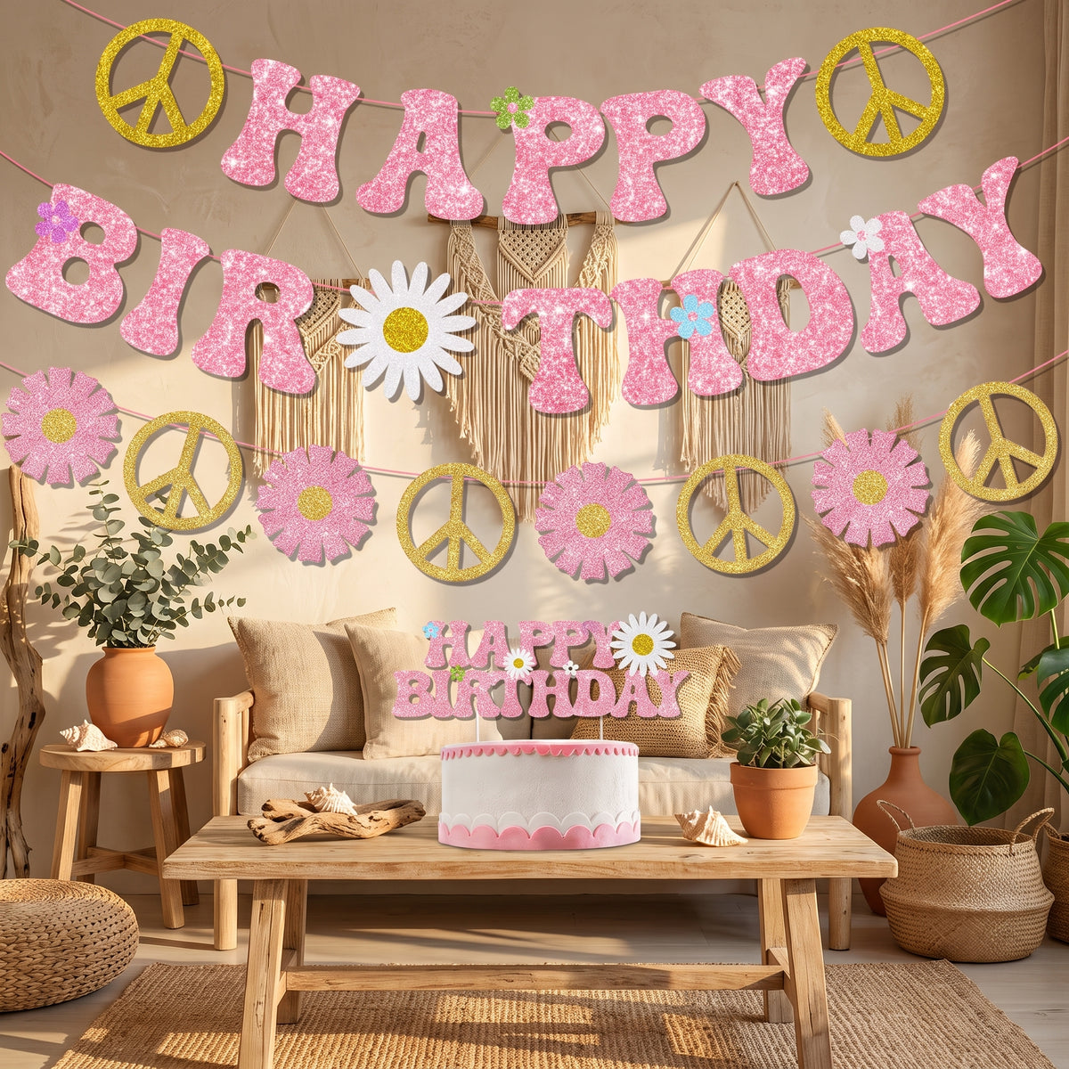 Décoration d’anniversaire hippie, guirlandes HAPPY BIRTHDAY et cake topper dans un intérieur bohème Bild