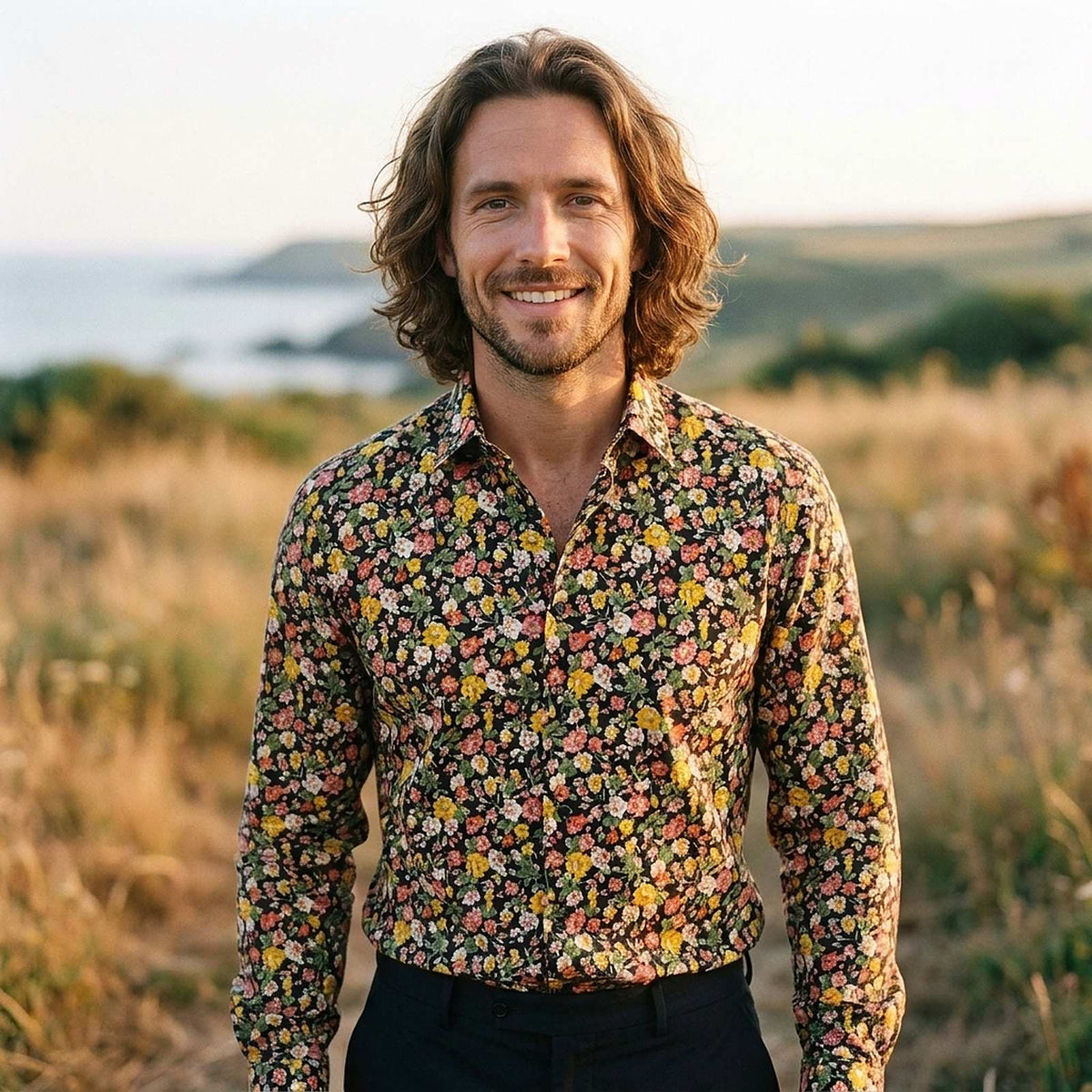 Chemise a fleurs homme hippie coloris jaune portee modele souriant plein pied coupe cintree 70s