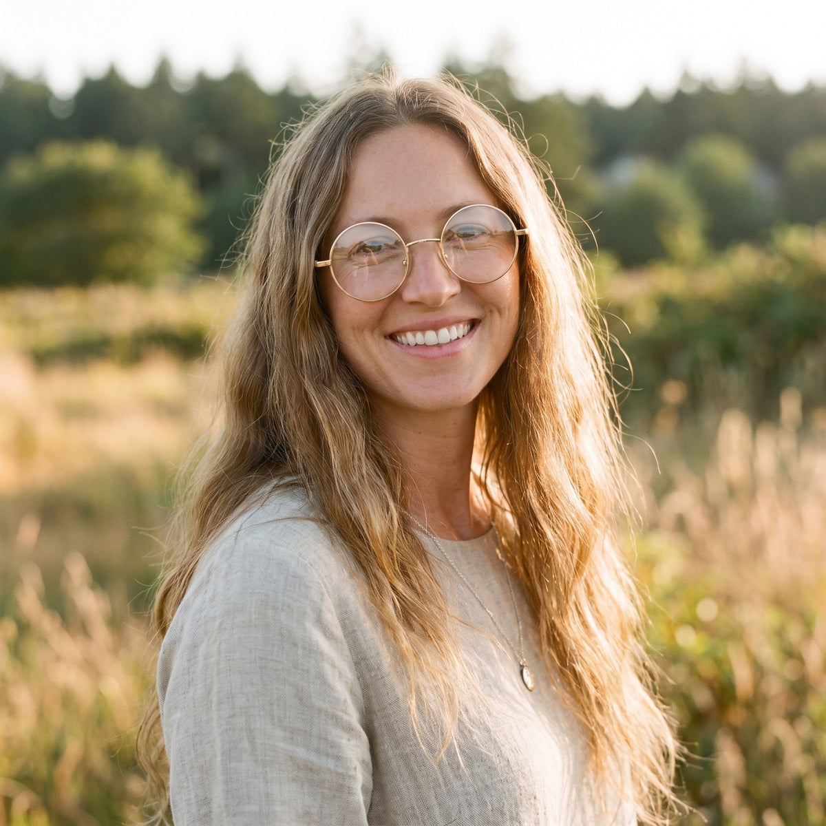 Femme souriante portant les lunettes rondes John Lennon dorees, verres clairs