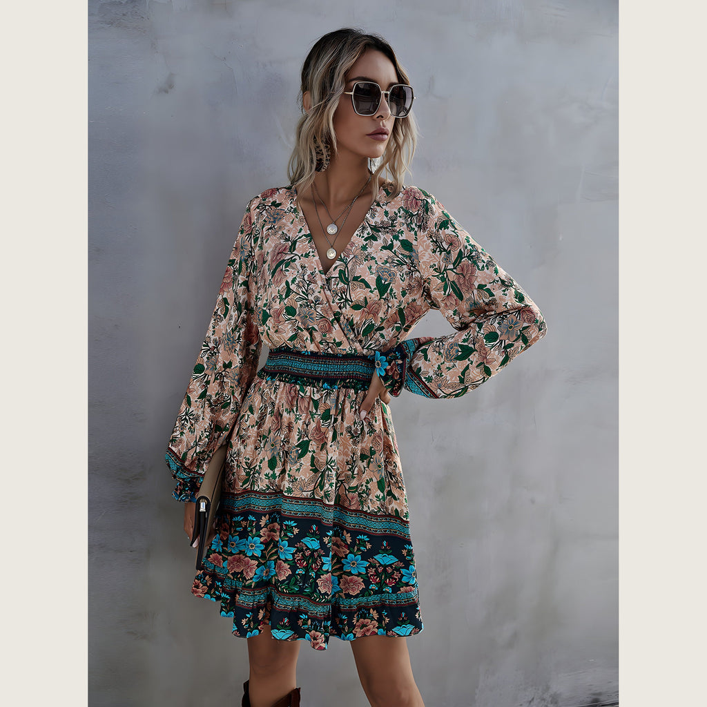 Vue rapprochée de la robe boho hippie fleurie, de son cache-cœur et de sa taille smockée