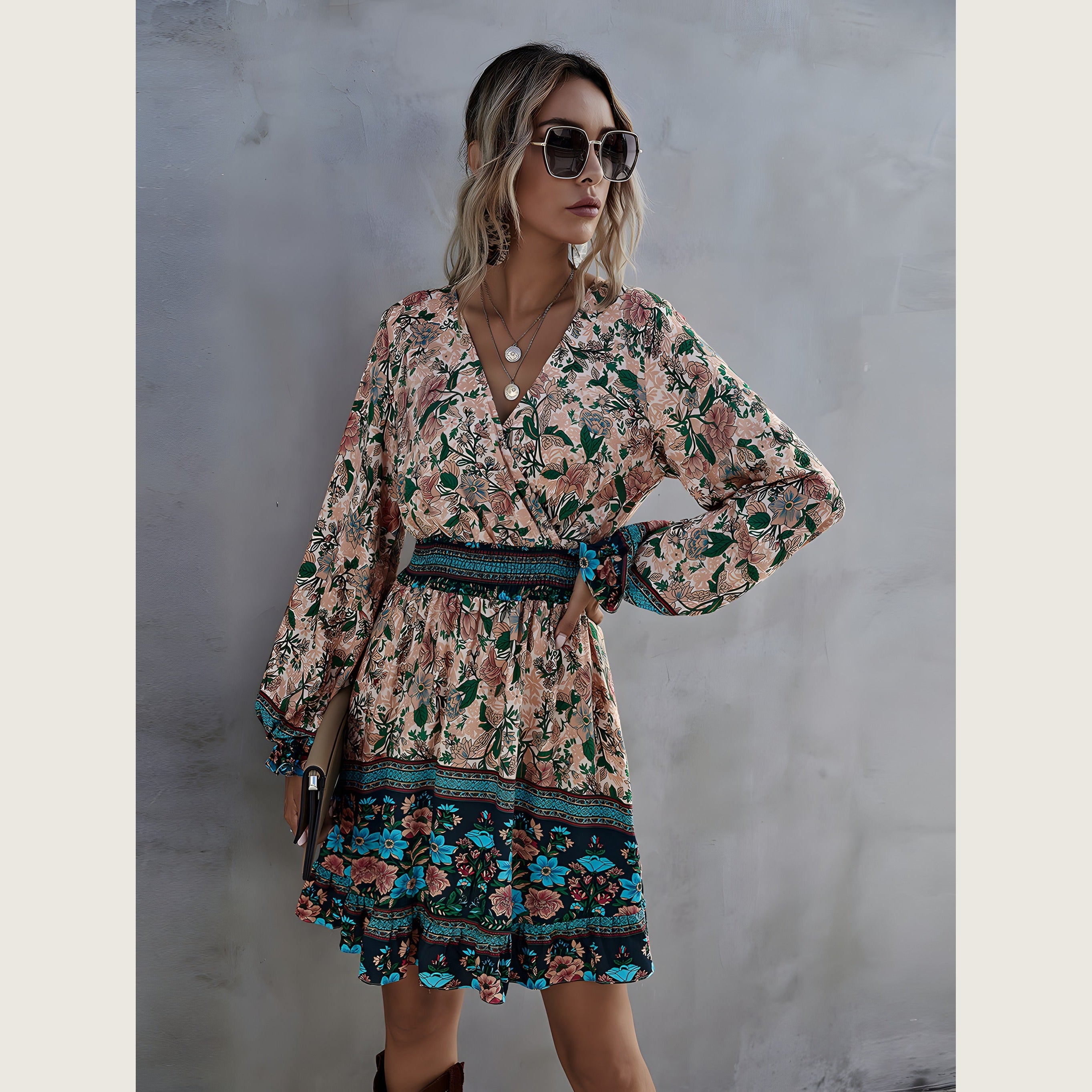Vue rapprochée de la robe boho hippie fleurie, de son cache-cœur et de sa taille smockée Image