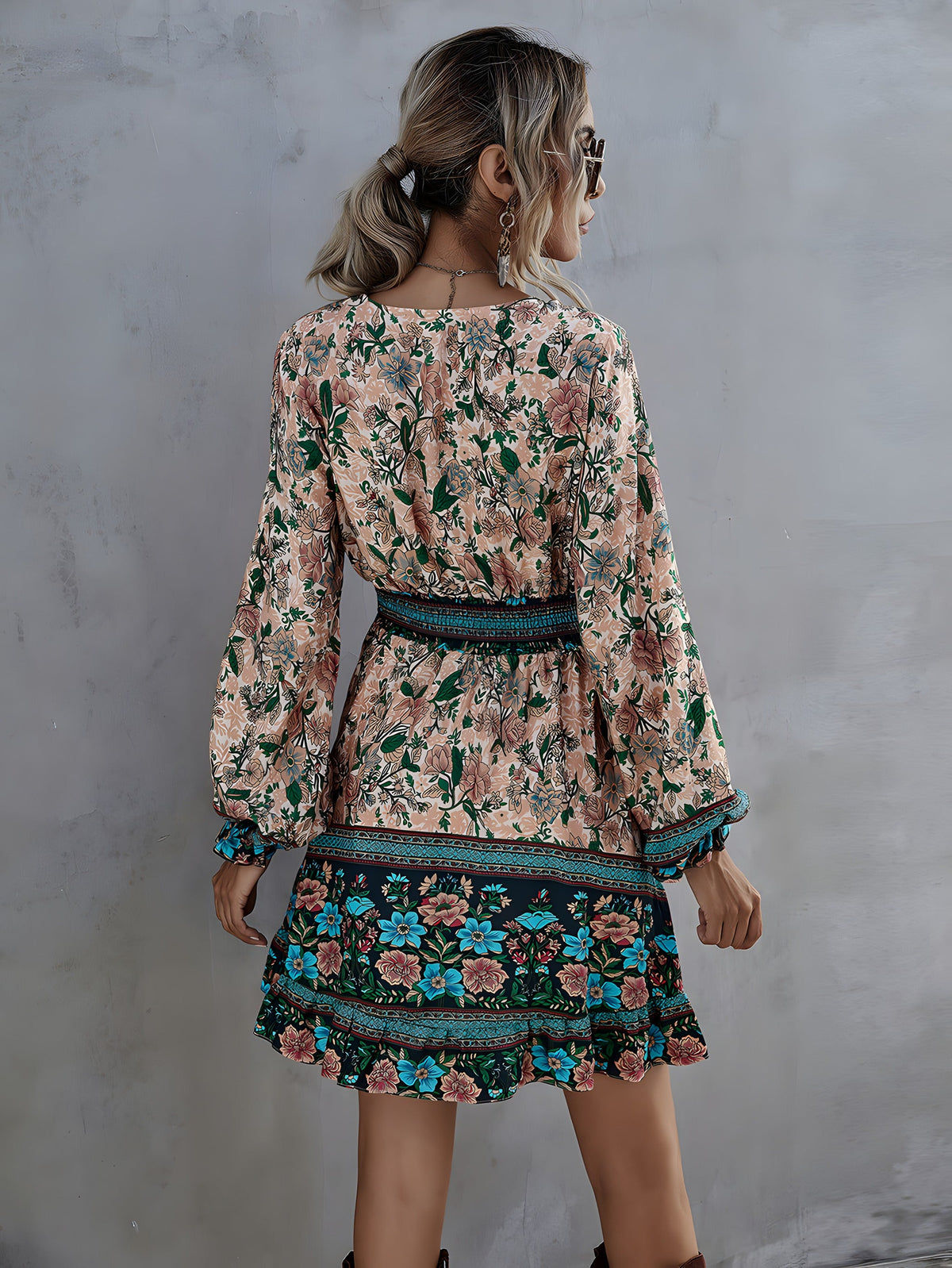 Vue de dos de la robe boho hippie à manches longues et bordure fleurie bleu nuit