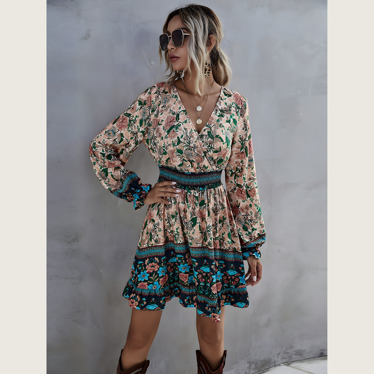 Robe boho hippie courte portée de face avec décolleté cache-cœur et taille smockée