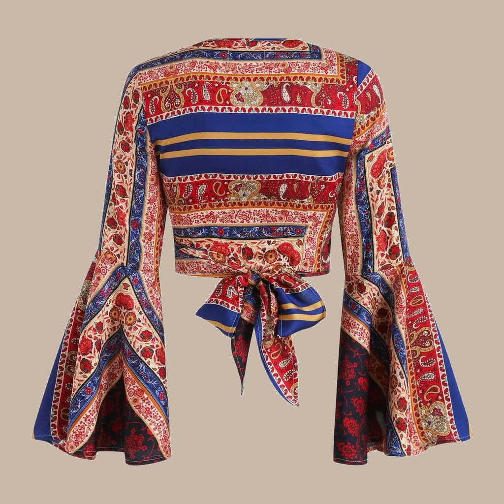 Dos du crop-top bleu et rouge avec son lien noué à la taille