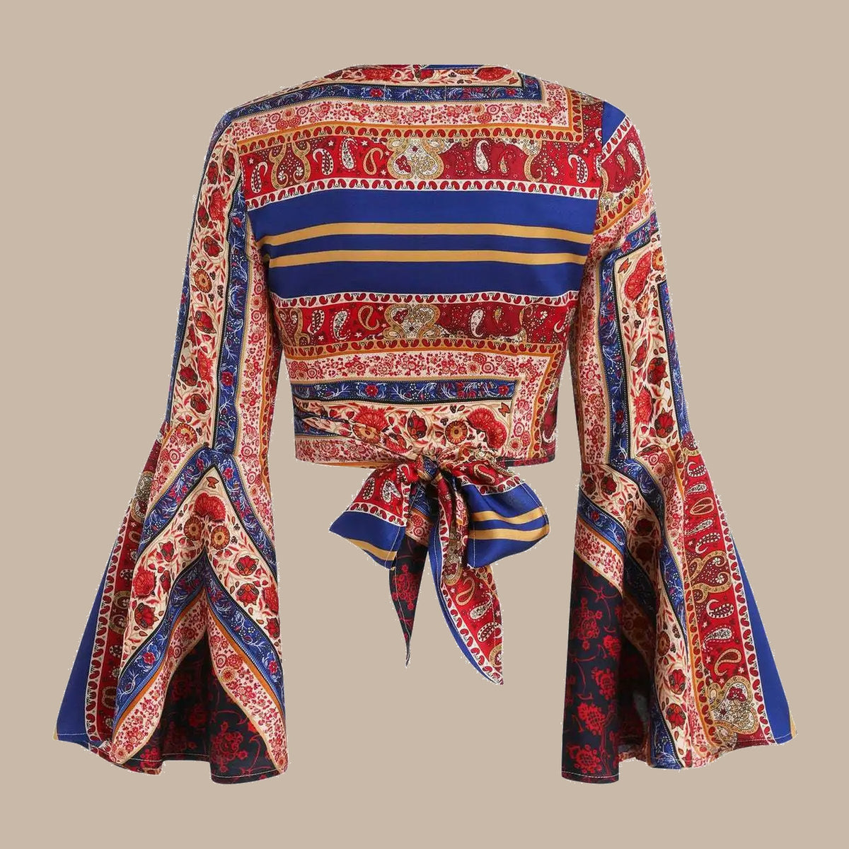 Dos du crop-top bleu et rouge avec son lien noué à la taille