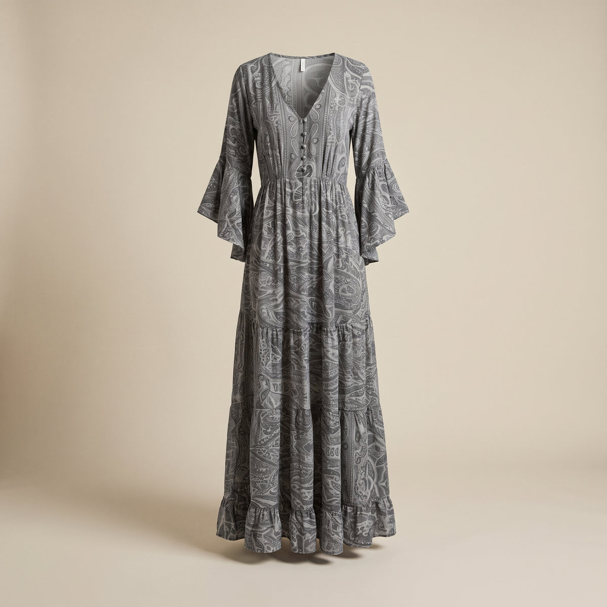 Robe paisley gris packshot studio ghost