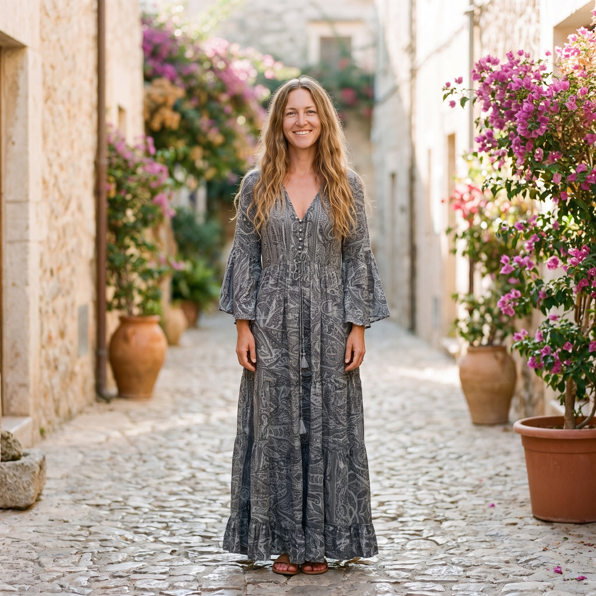 Modèle souriant robe paisley gris
