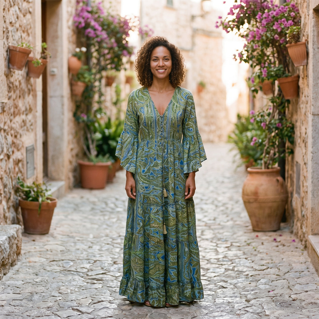Modèle souriant robe paisley vert