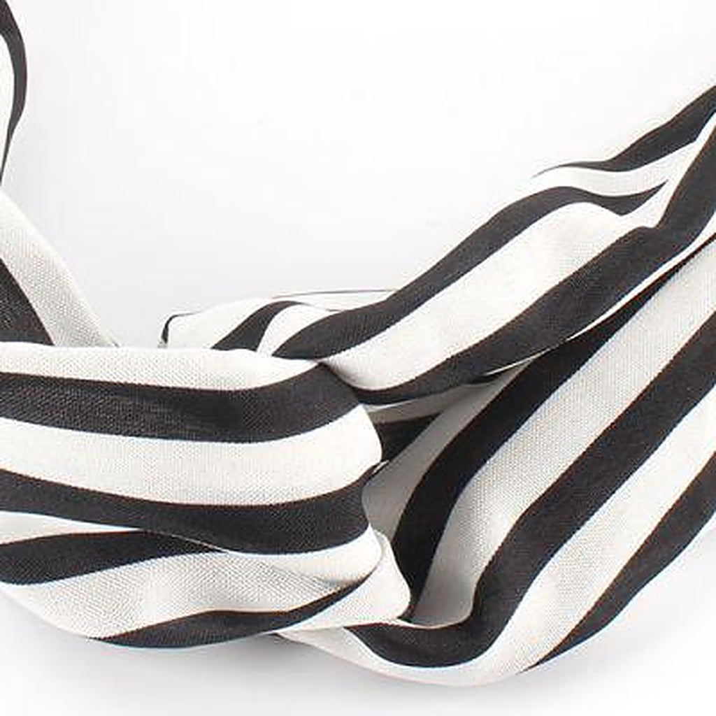 Gros plan noeud torsadé du bandeau hippie femme, rayures noir et blanc