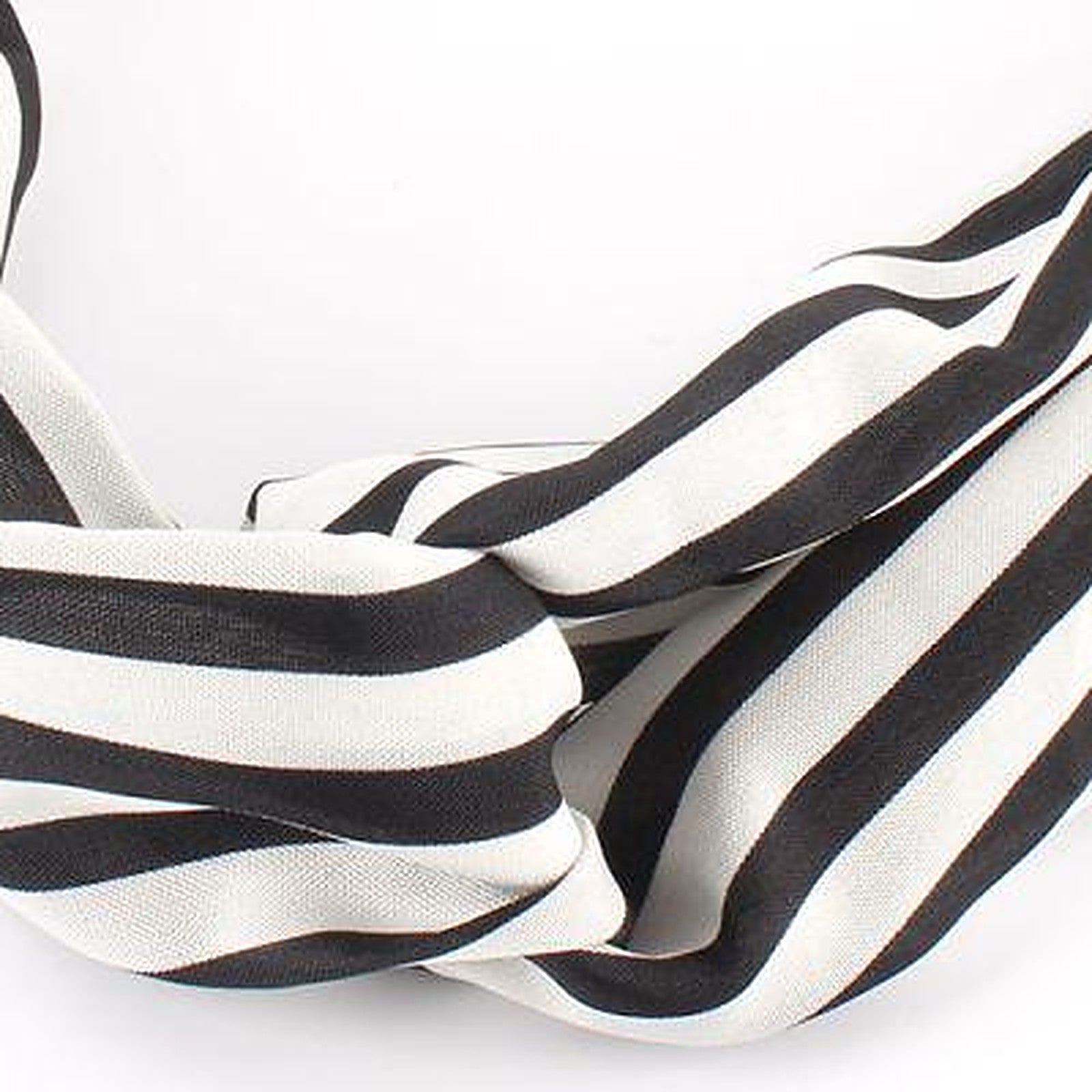 Gros plan noeud torsadé du bandeau hippie femme, rayures noir et blanc Image