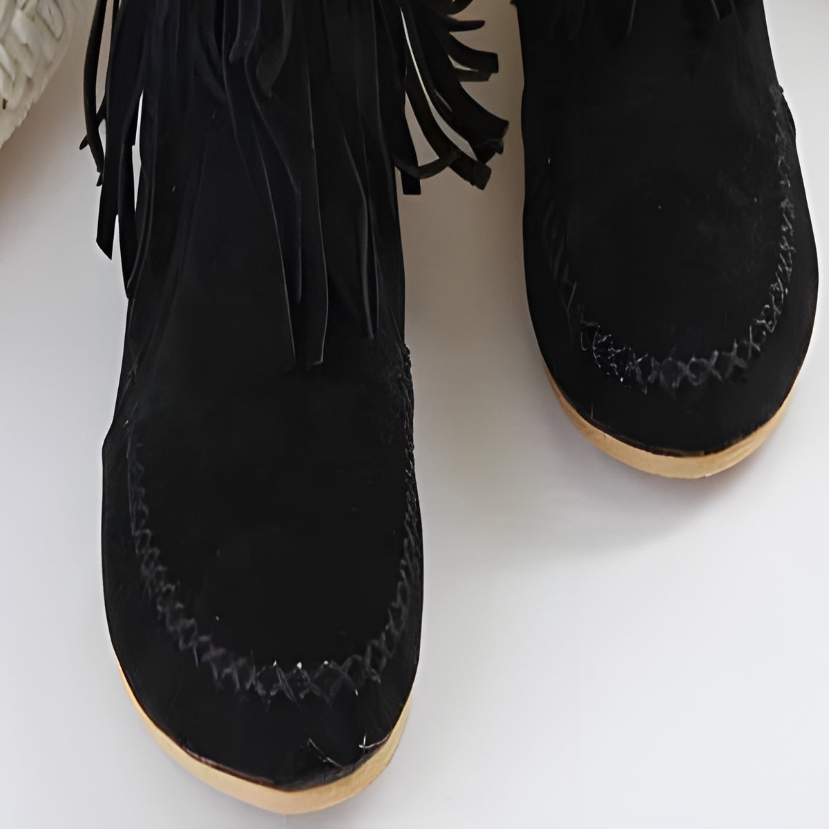 Détail du bout mocassin surpiqué de la botte à franges