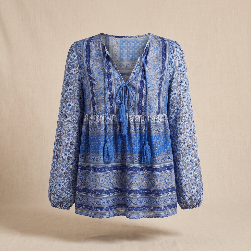 Tunique hippie chic bleue portee sur mannequin invisible, coupe empire et col a lacage