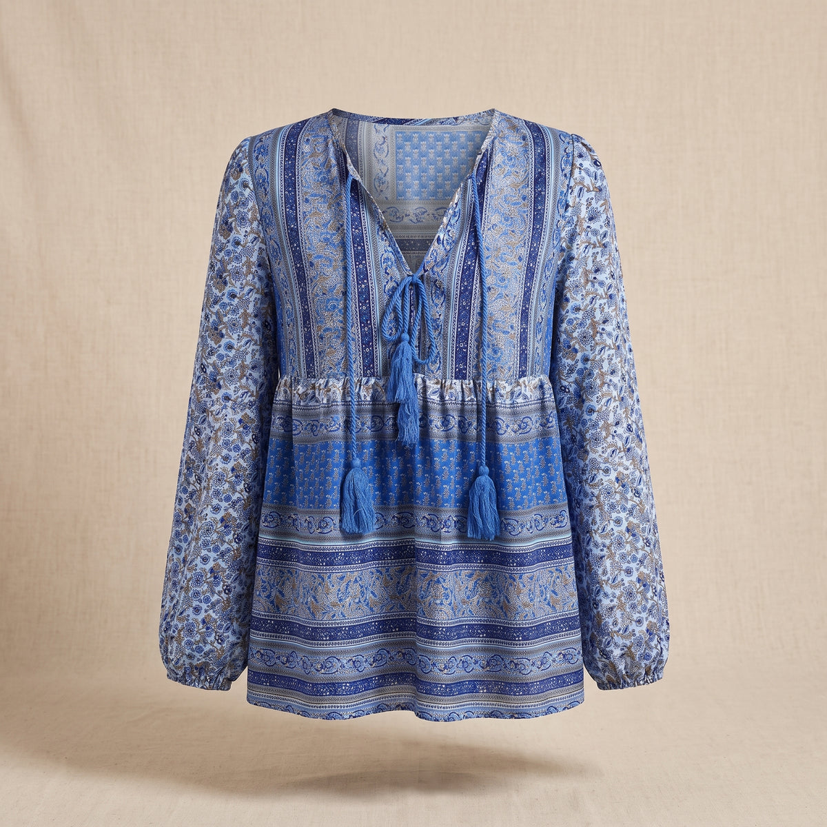 Tunique hippie chic bleue portee sur mannequin invisible, coupe empire et col a lacage