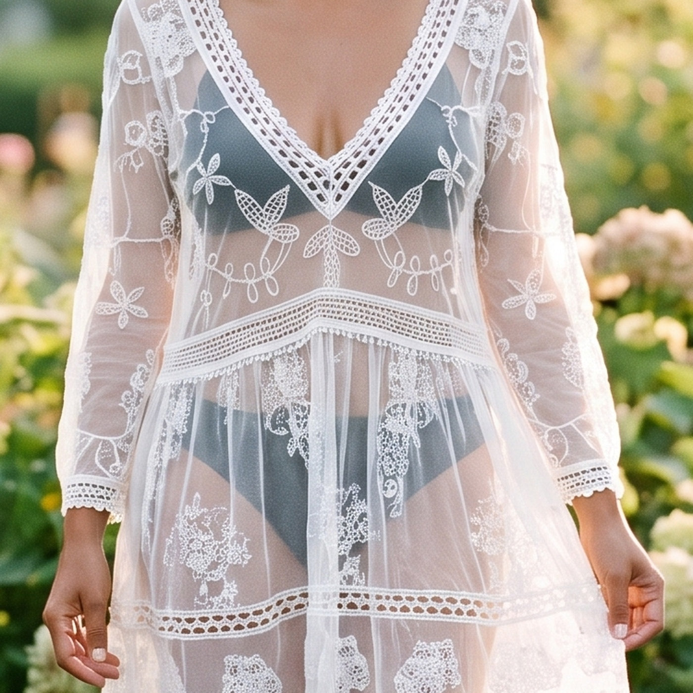 Gros plan de la dentelle guipure ajourée et du crochet de la tunique Bild