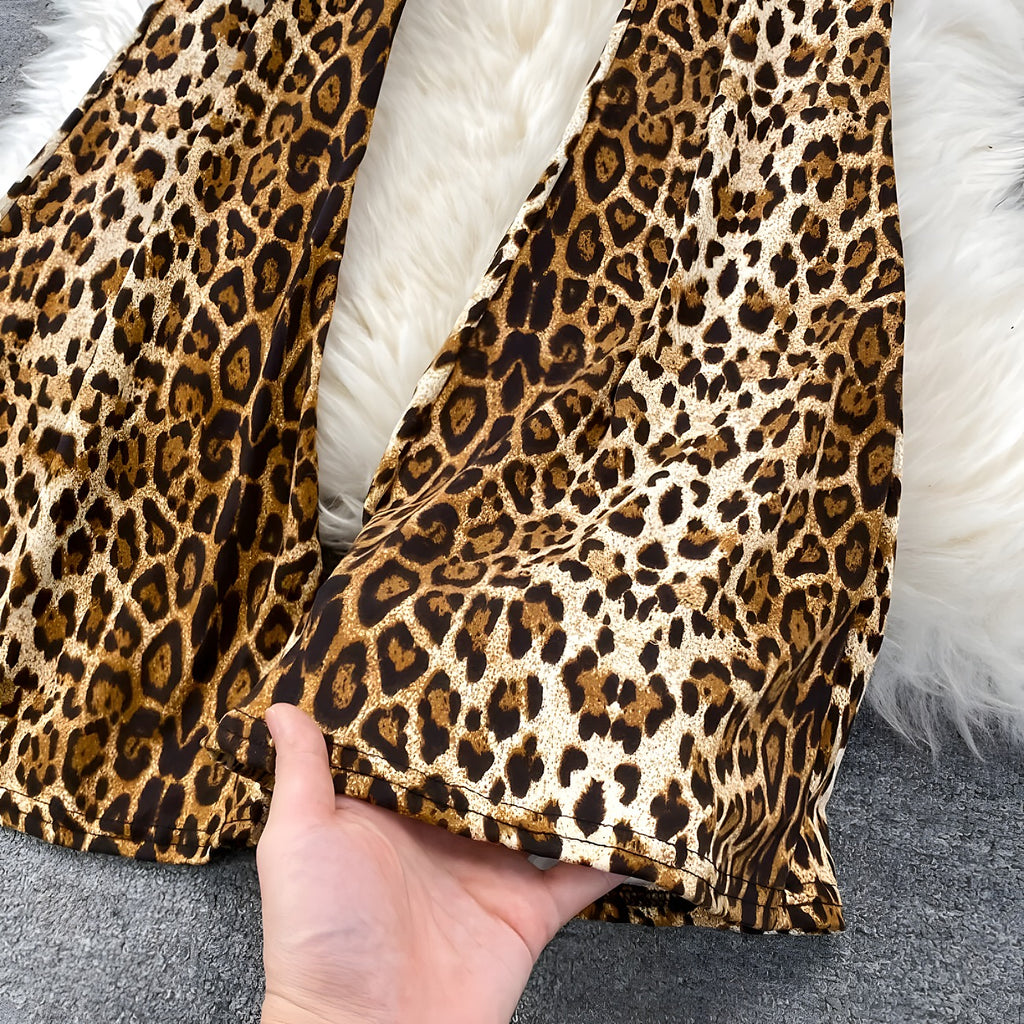 Détail du bas évasé du pantalon patte d'eph imprimé léopard